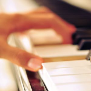 扒开她粉嫩的小缝尿进去微博
