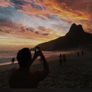 扒开她粉嫩的小缝尿进去微博
